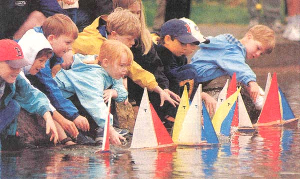 toy boat racing